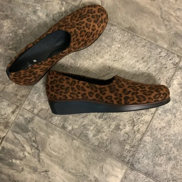 SAS Bliss Slip On Wedge Tan Leopard Size 10.5 W - Picture 2 of 7